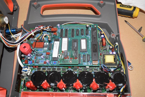 What's inside a defibrilator - AED