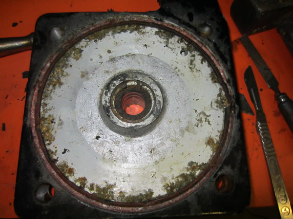 Benchtop Injection Moulding Machine - Old degraded cylinder gasket